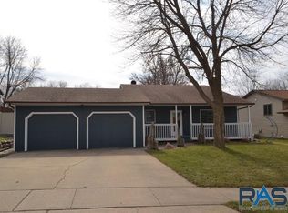 809 N Savannah Dr, Sioux Falls, SD 57103