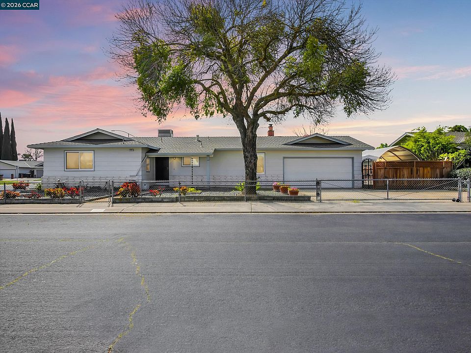 1st image of 3304 Swallow Dr