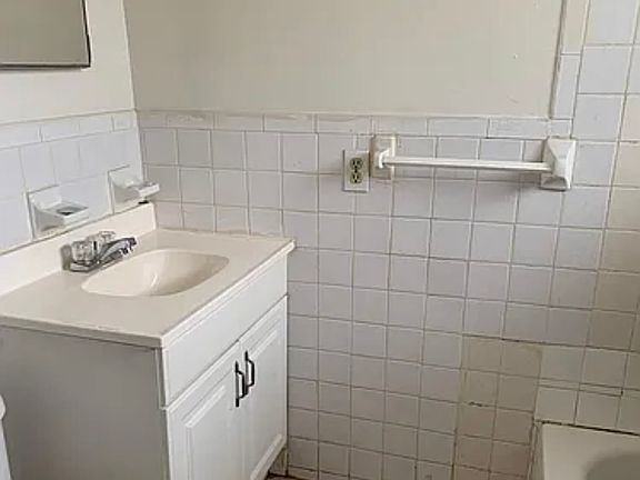 4th image of 5620 NW 27th Ct #2