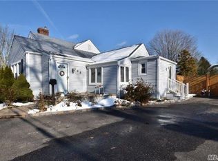 101 8th Ave, Kings Park, NY 11754