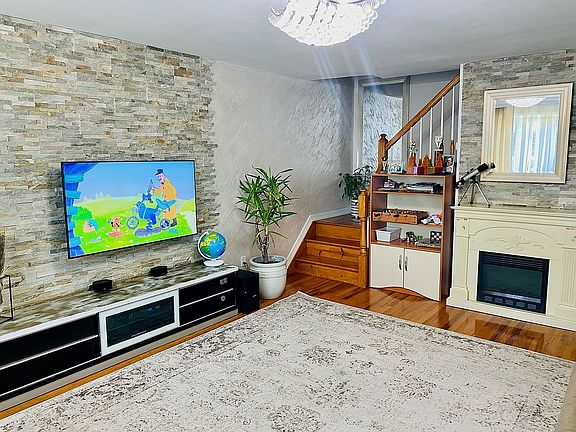 2nd image of 26 Peggy Ln