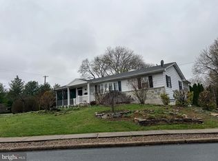 2 Locust Ln, Womelsdorf, PA 19567