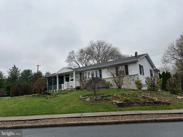 2 Locust Ln, Womelsdorf, PA 19567