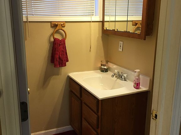 5th image of 402 McClintock St