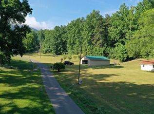 2945 Peacock Ln, Dandridge, TN 37725