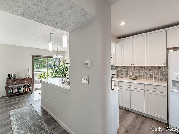 5th image of 6387 Wainscot Dr SE #102