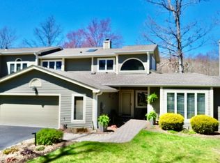 37 Stone Row Ln, Oak Ridge, NJ 07438