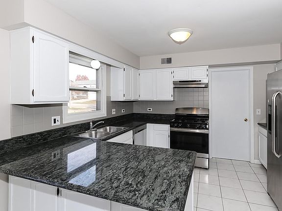5th image of 214 W Weathersfield Way