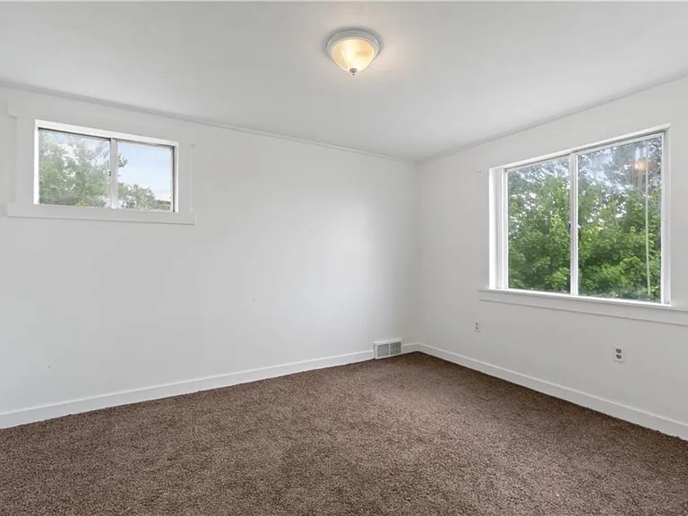 916 Sarah St — Photo 11