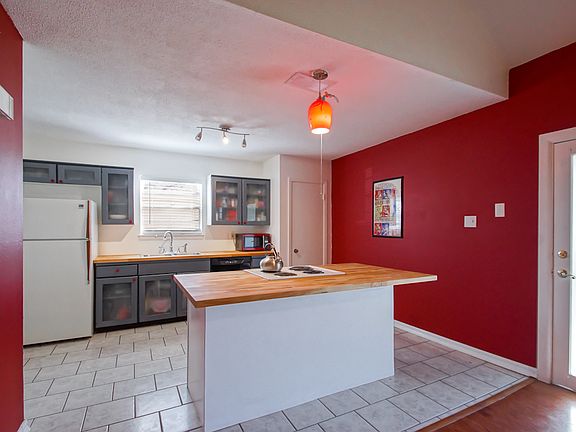 4th image of 412 Evergreen St