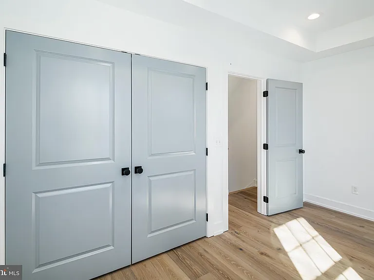 1532 Catharine St — Photo 14