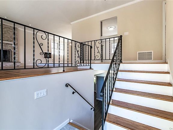 2nd image of 11 Peters Ln
