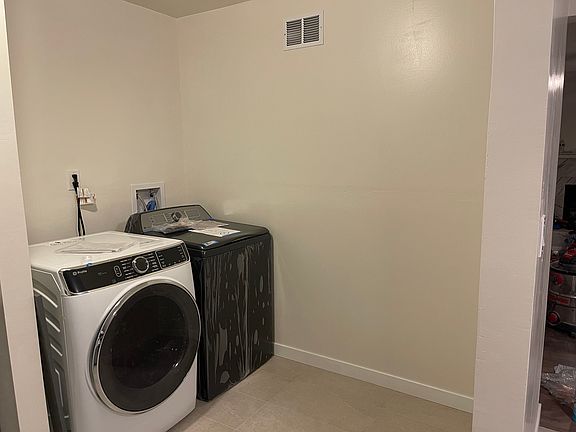 3rd image of 3158 Gladys Ave