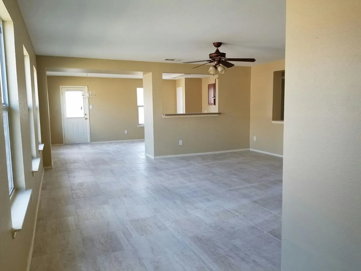 3 bed, 1668 sqft, $2,190 — Photo 2