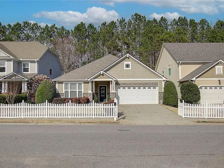 3822 Carriage House Dr — Photo 1