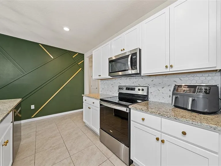 687 Griffon Ave — Photo 18