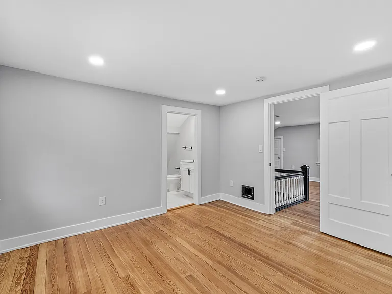2978 Wardall Ave — Photo 15