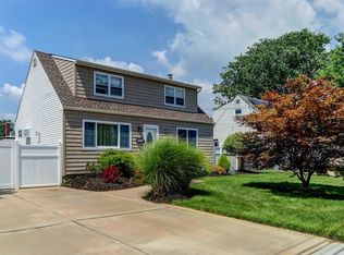 138 W 21st St, Deer Park, NY 11729