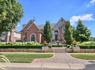 17826 Parkshore Dr, Northville, MI 48168