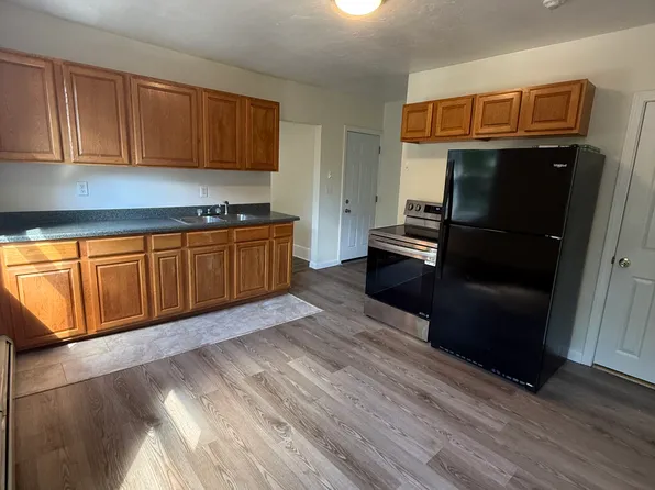563 Willow St APT 3R, Woonsocket, RI 02895