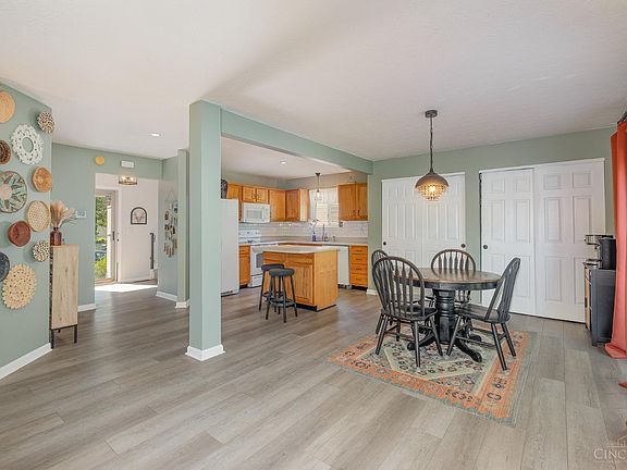 2nd image of 28 Shady Creek Way