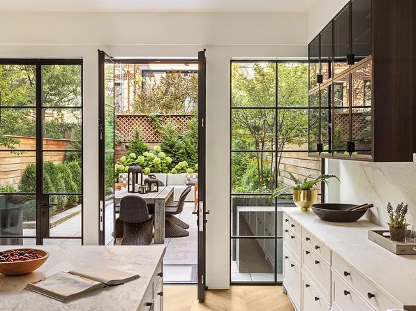 235 W 11th St, New York, NY 10014