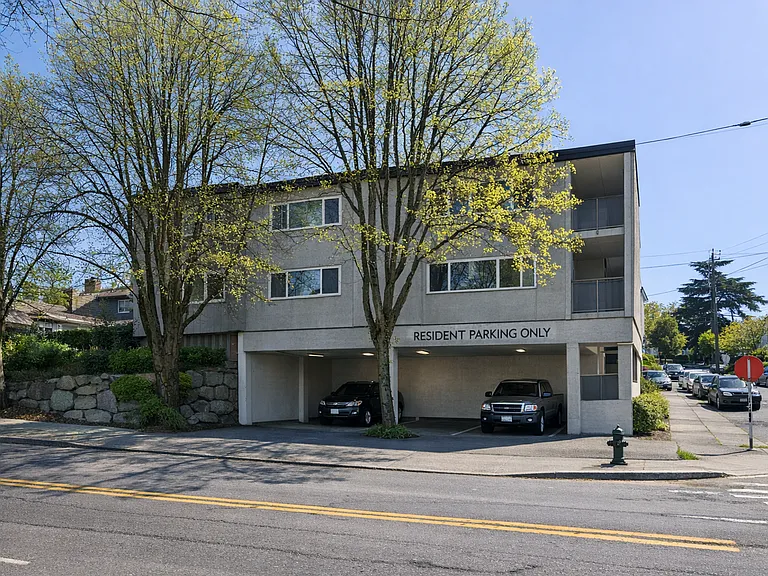 Effortless Living Near the Alaska Junction The Webster Apartments — Photo 12
