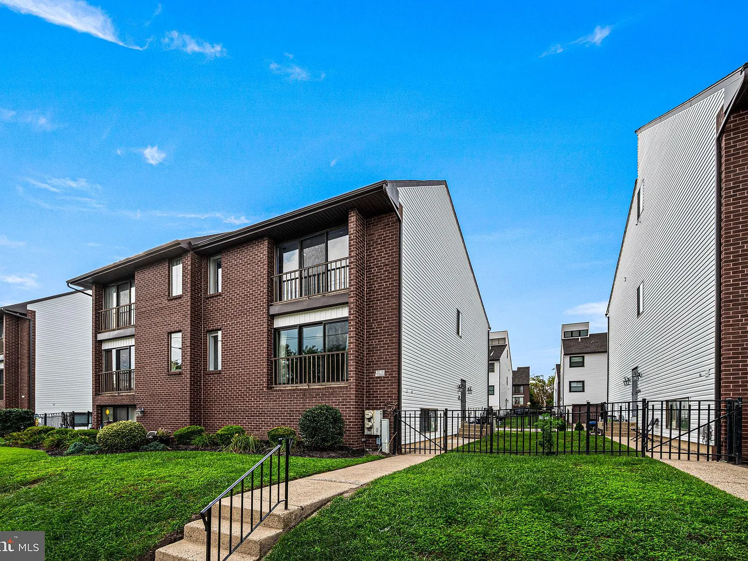 2 bed, 2.0 bath, 1056 sqft, $2,400 — Photo 2