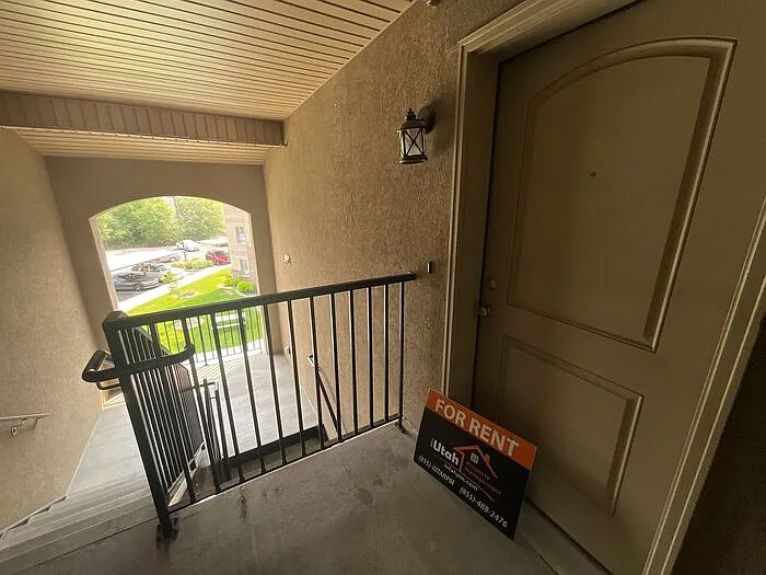 180 E 125 N #22 — Photo 3