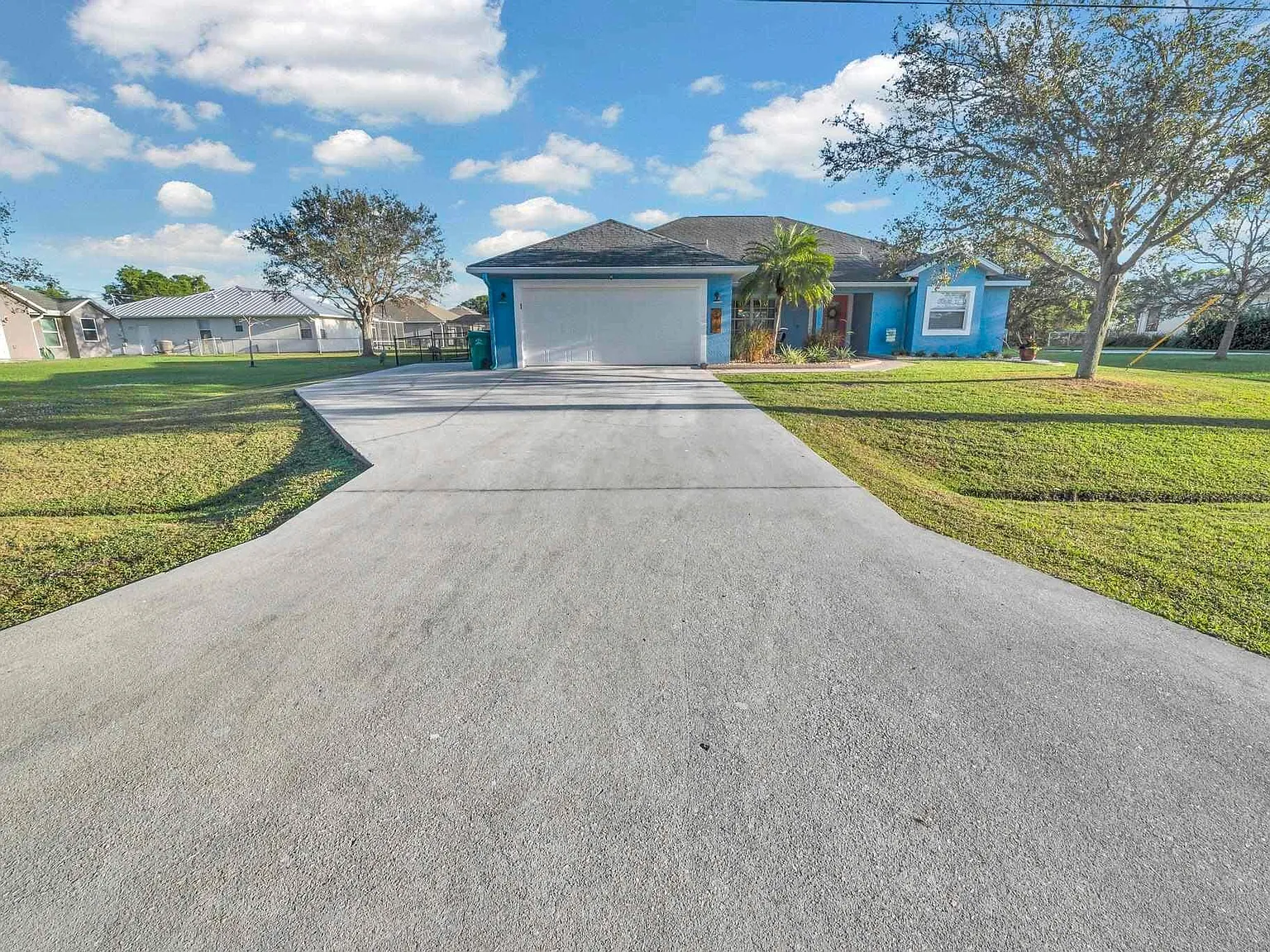 4 bed, 2.0 bath, 2336 sqft, $4,300 — Photo 2