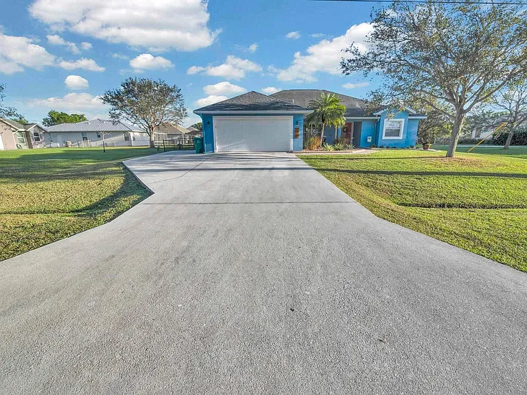 5464 NW Milner Dr — Photo 2