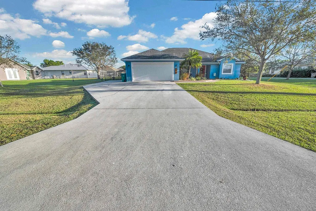 Building Photo - 5464 NW Milner Dr