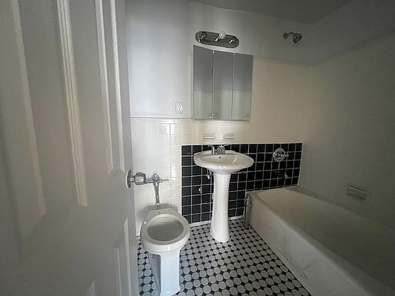 3rd image of 400 E 21st St APT 5G