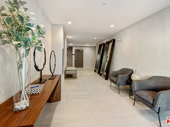 3rd image of 825 N Croft Ave Penthouse 3
