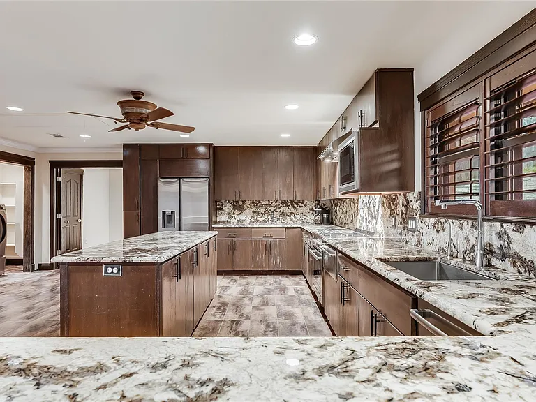 4900 Balcones Dr — Photo 9