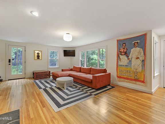 5th image of Laurel Way