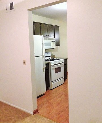 2nd image of 1301 Williamsburg Dr Unit D2