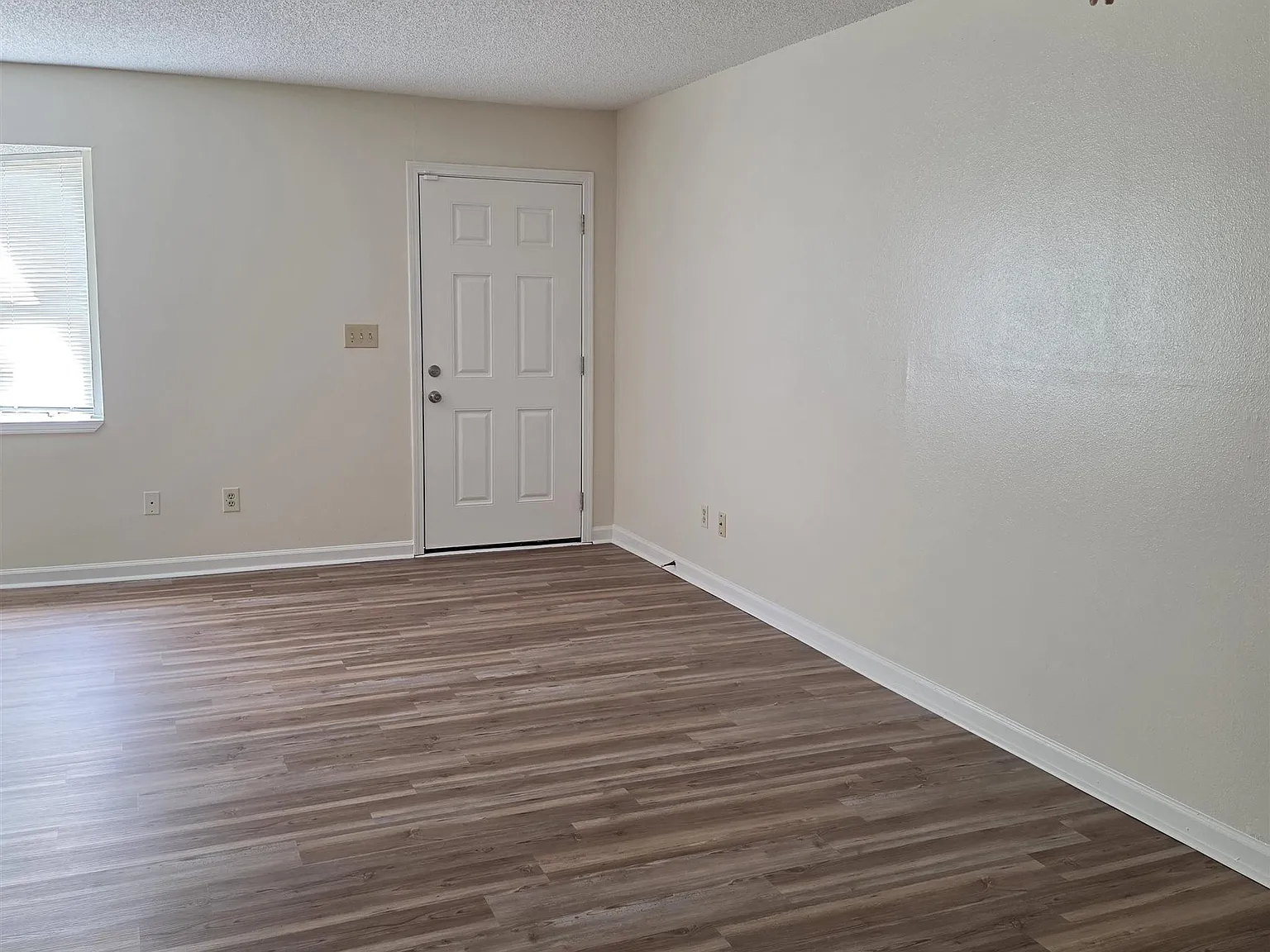 2 bed, 1012 sqft, $1,350 — Photo 3