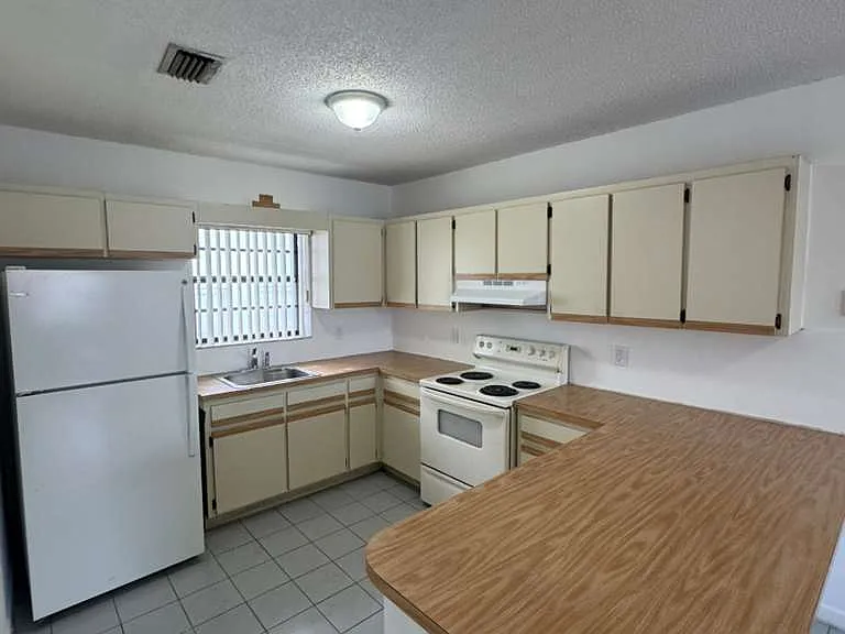 1130 W 37th St #7 — Photo 5