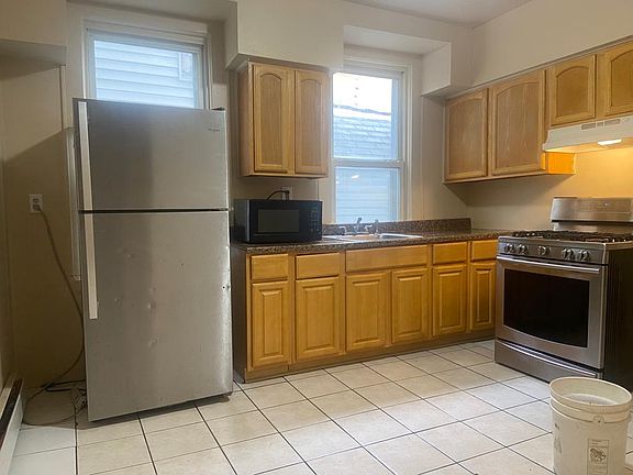 2nd image of 16 Clifford St #3A