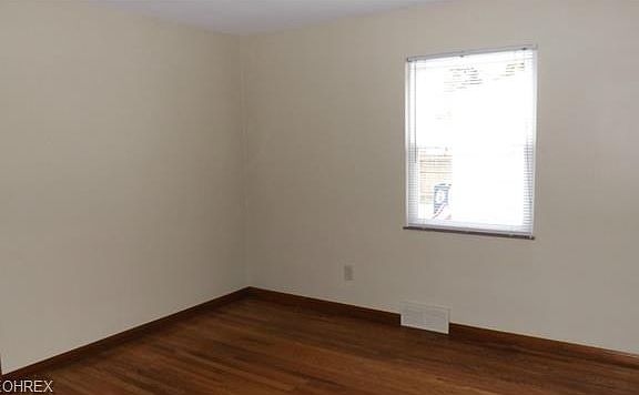 5th image of 3722 W 169th St