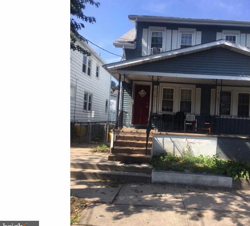 2nd image of 933 Park Ave