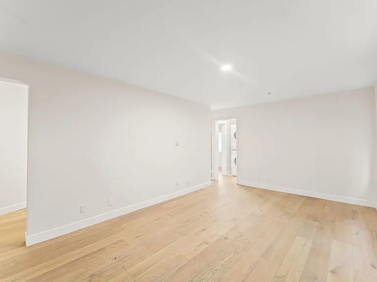 231 E Hyde Park Blvd — Photo 3