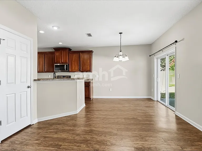 2724 Creekfront Dr — Photo 5