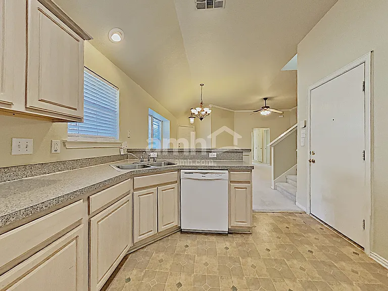 1637 Myrtle Dr — Photo 3