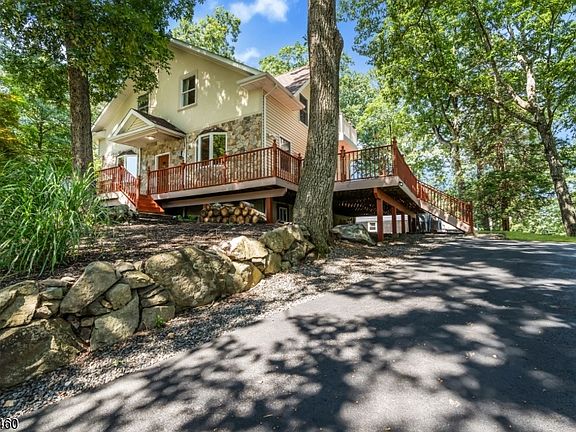 5th image of 104 Bishops Rock Rd
