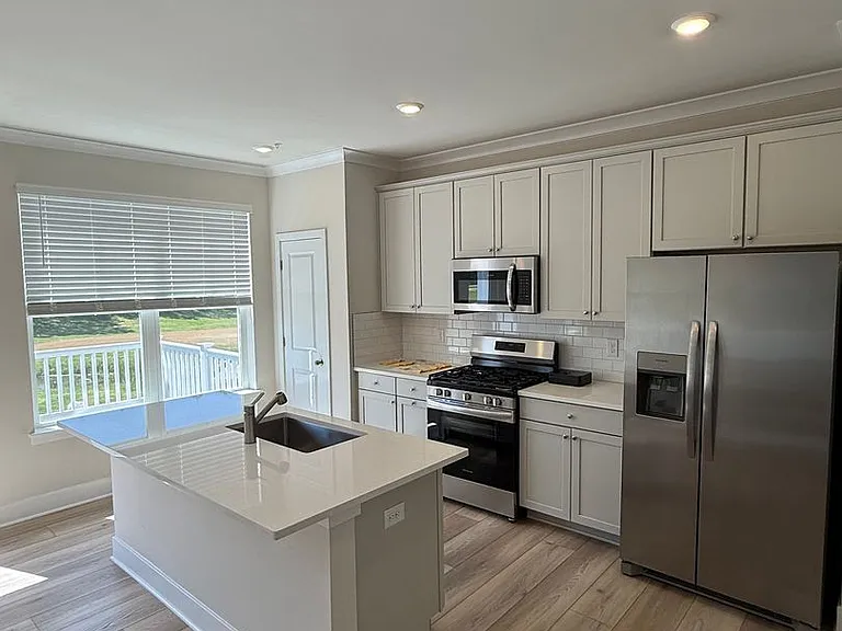 2102 Winterberry Ln — Photo 4