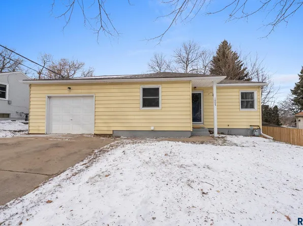 1005 S Tabbert Cir, Sioux Falls, SD 57103