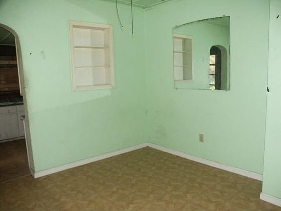 4th image of 2633 Grasmere Ave