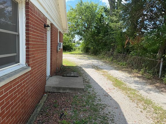 Side view with side door on left